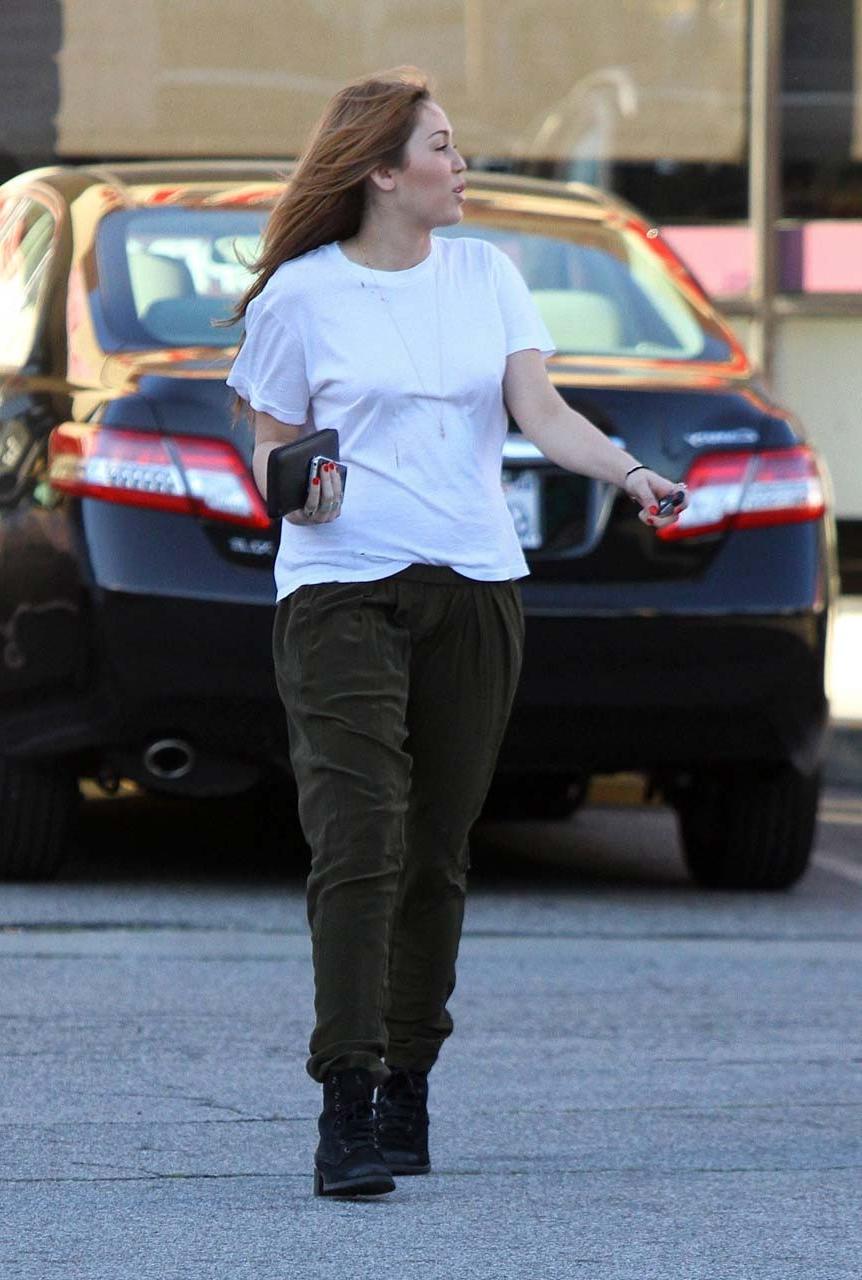 10P Miley Cyrus exposing her nice long legs in denim shorts and little nippy paparaz
