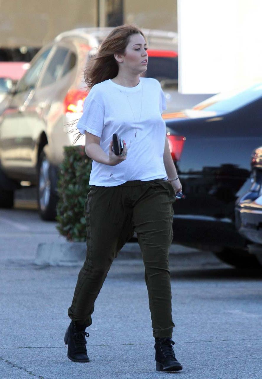 10P Miley Cyrus exposing her nice long legs in denim shorts and little nippy paparaz