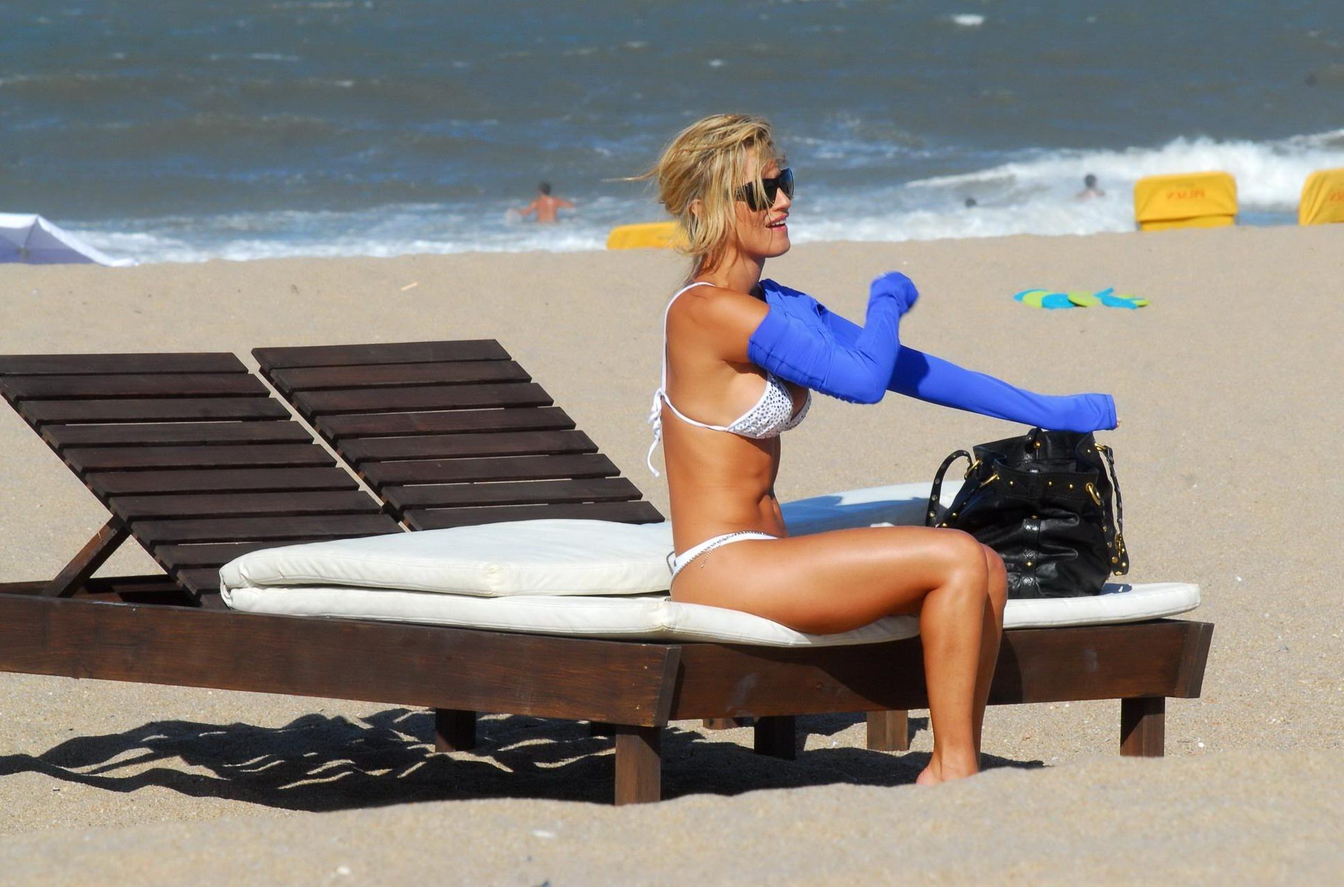 16P Lola Ponce shows cameltoe  her perfect ass while surfing in Punta del Este