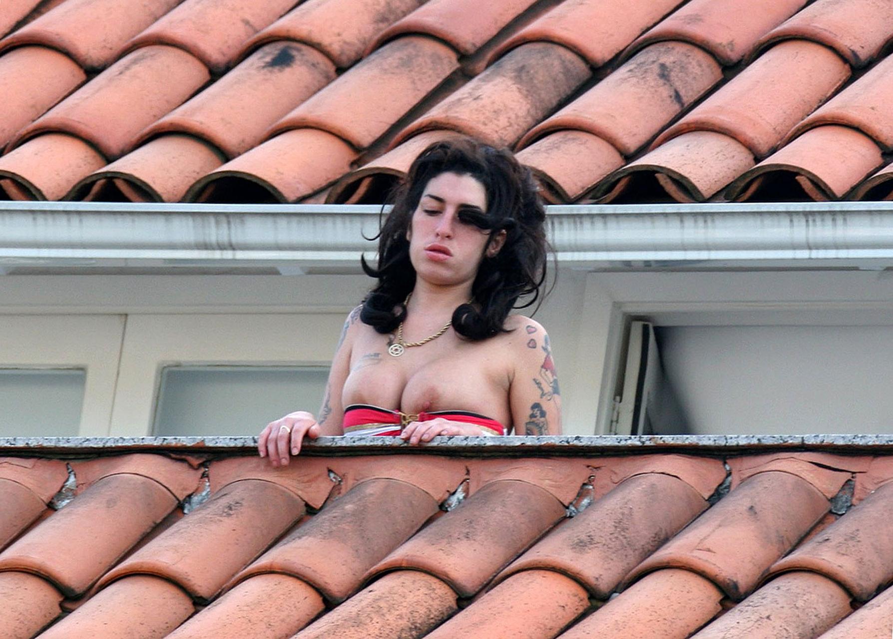 16P Amy Winehouse exposing her sexy bikini body and huge nipples