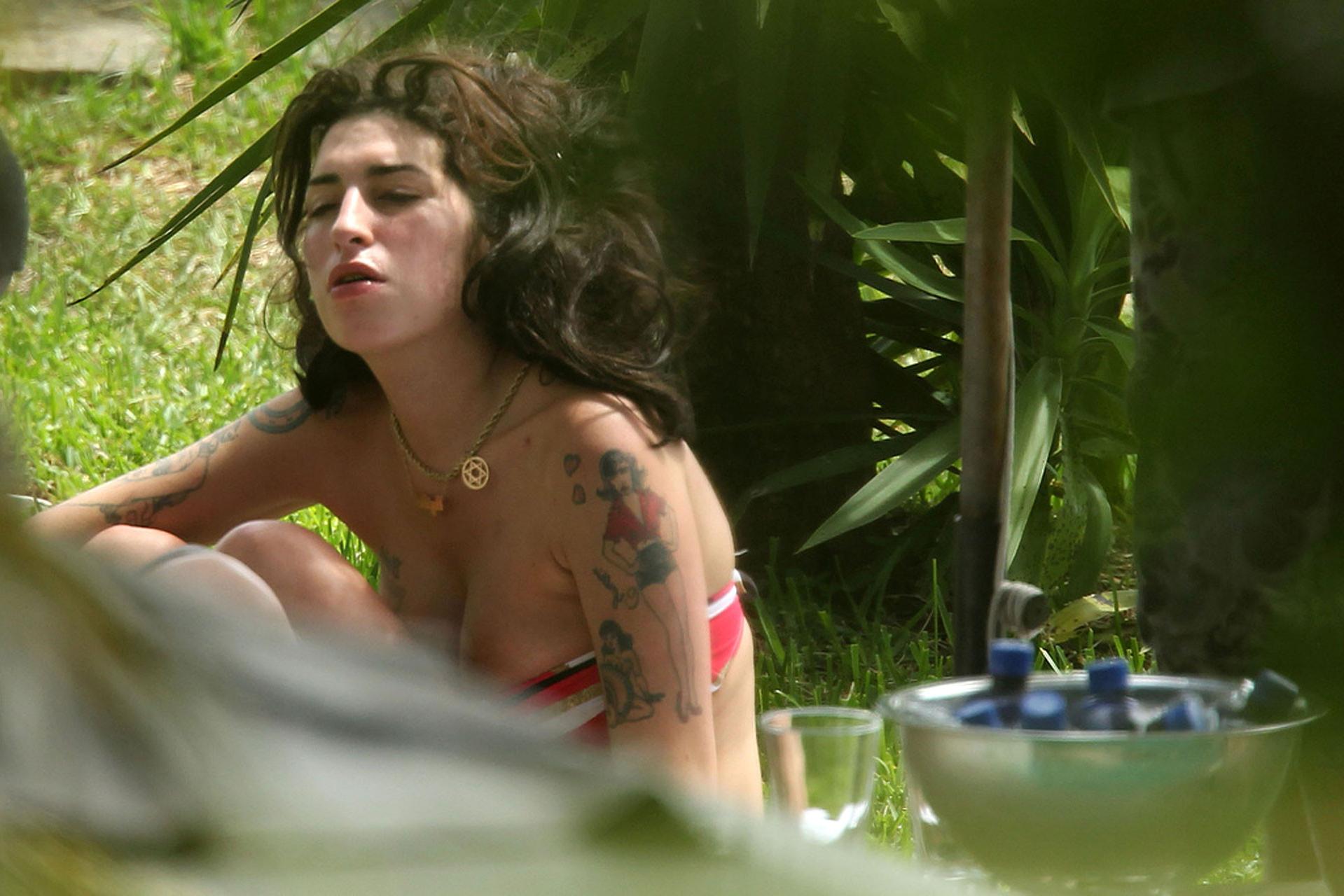 16P Amy Winehouse exposing her sexy bikini body and huge nipples