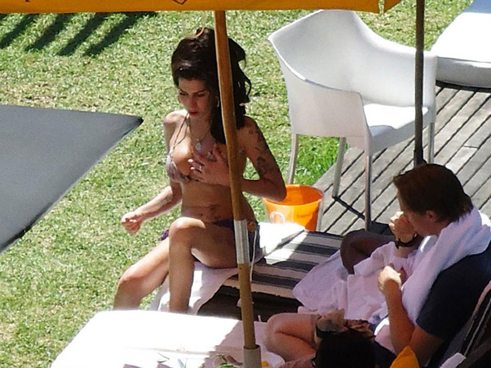 16P Amy Winehouse exposing her sexy bikini body and huge nipples