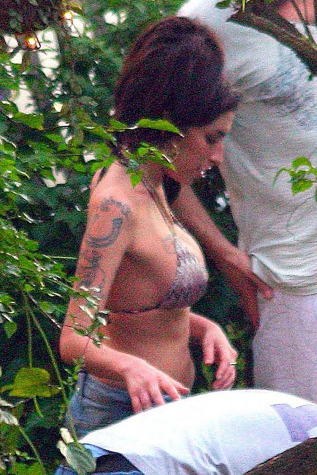 16P Amy Winehouse exposing her sexy bikini body and huge nipples