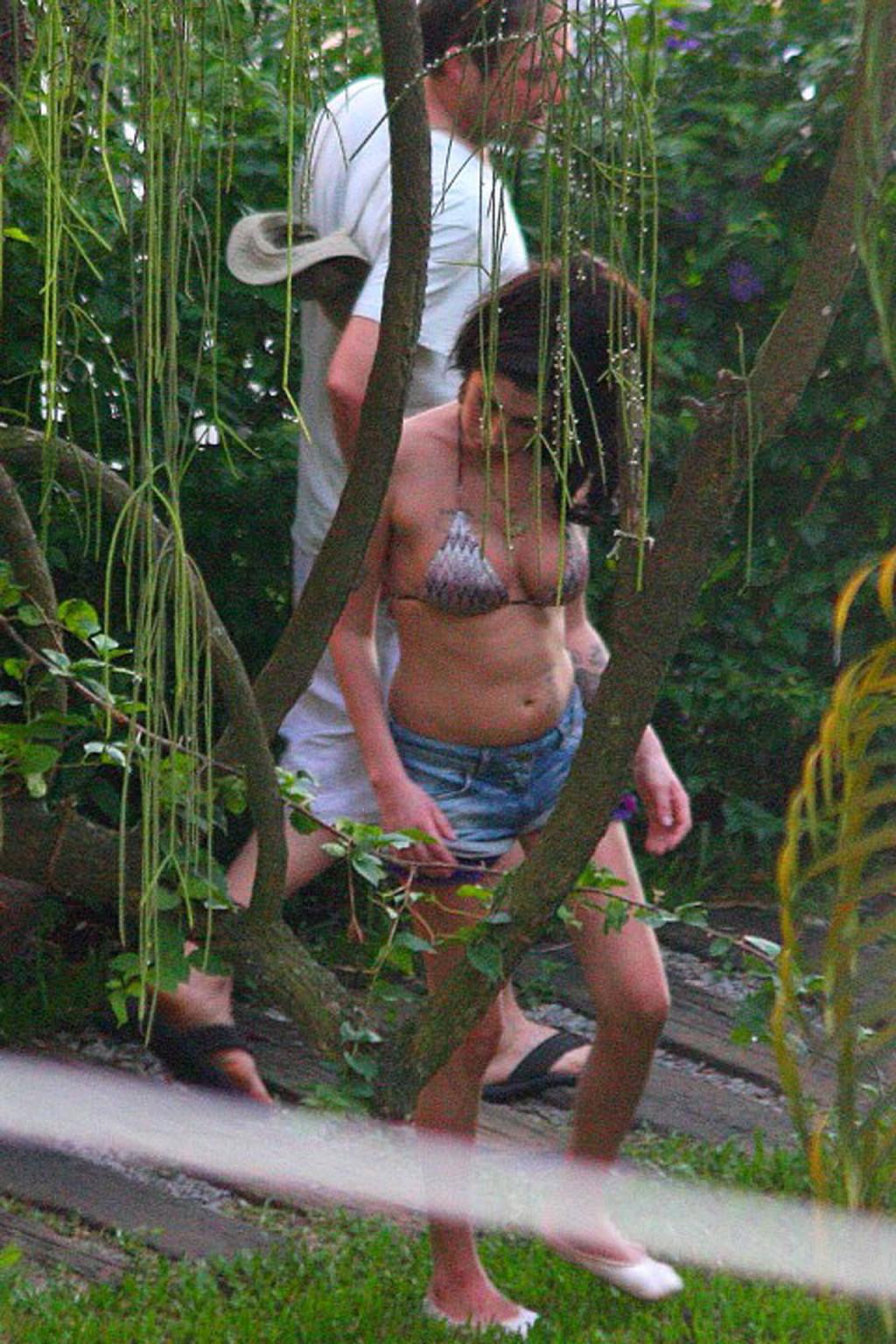 16P Amy Winehouse exposing her sexy bikini body and huge nipples