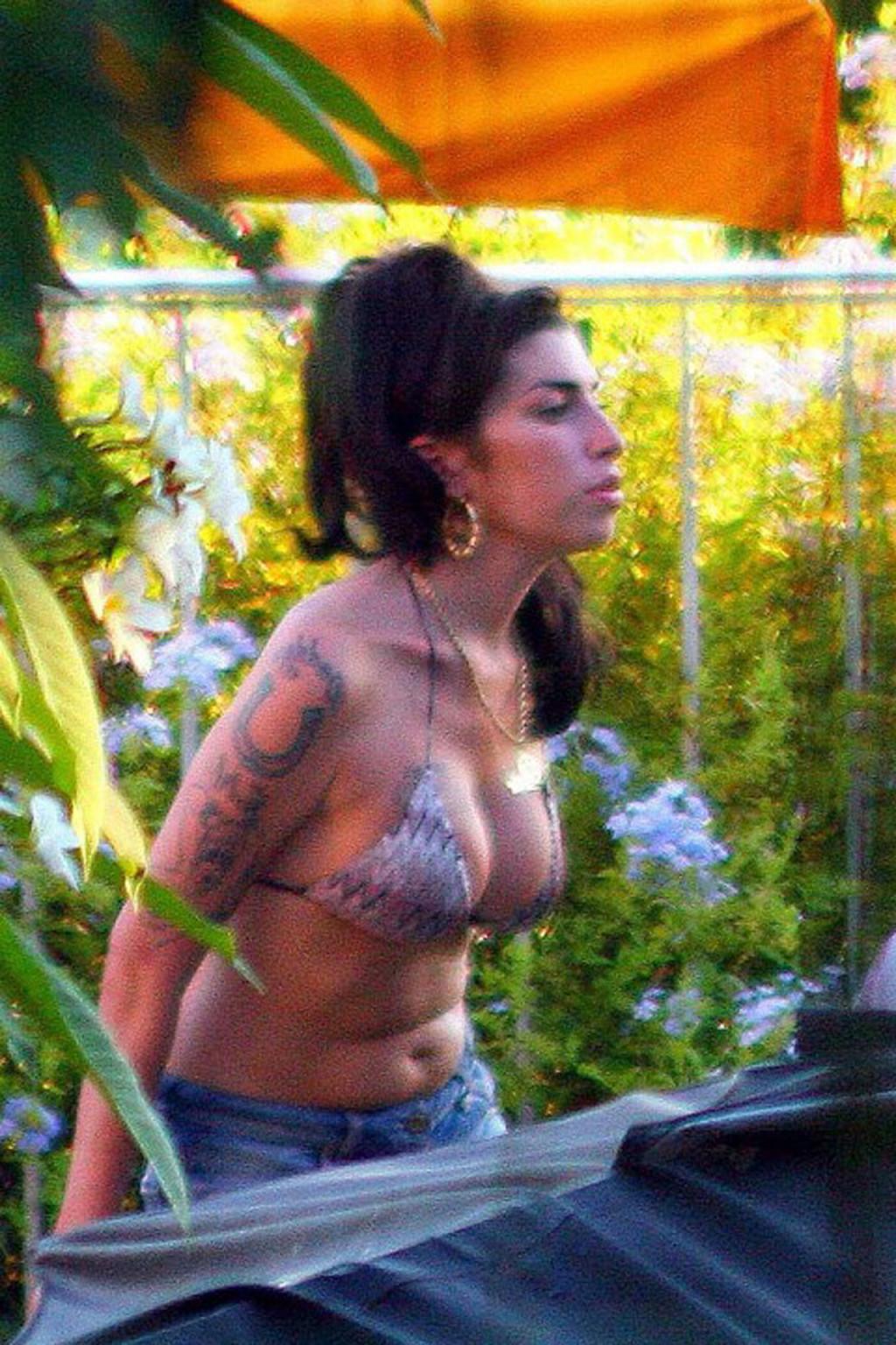 16P Amy Winehouse exposing her sexy bikini body and huge nipples