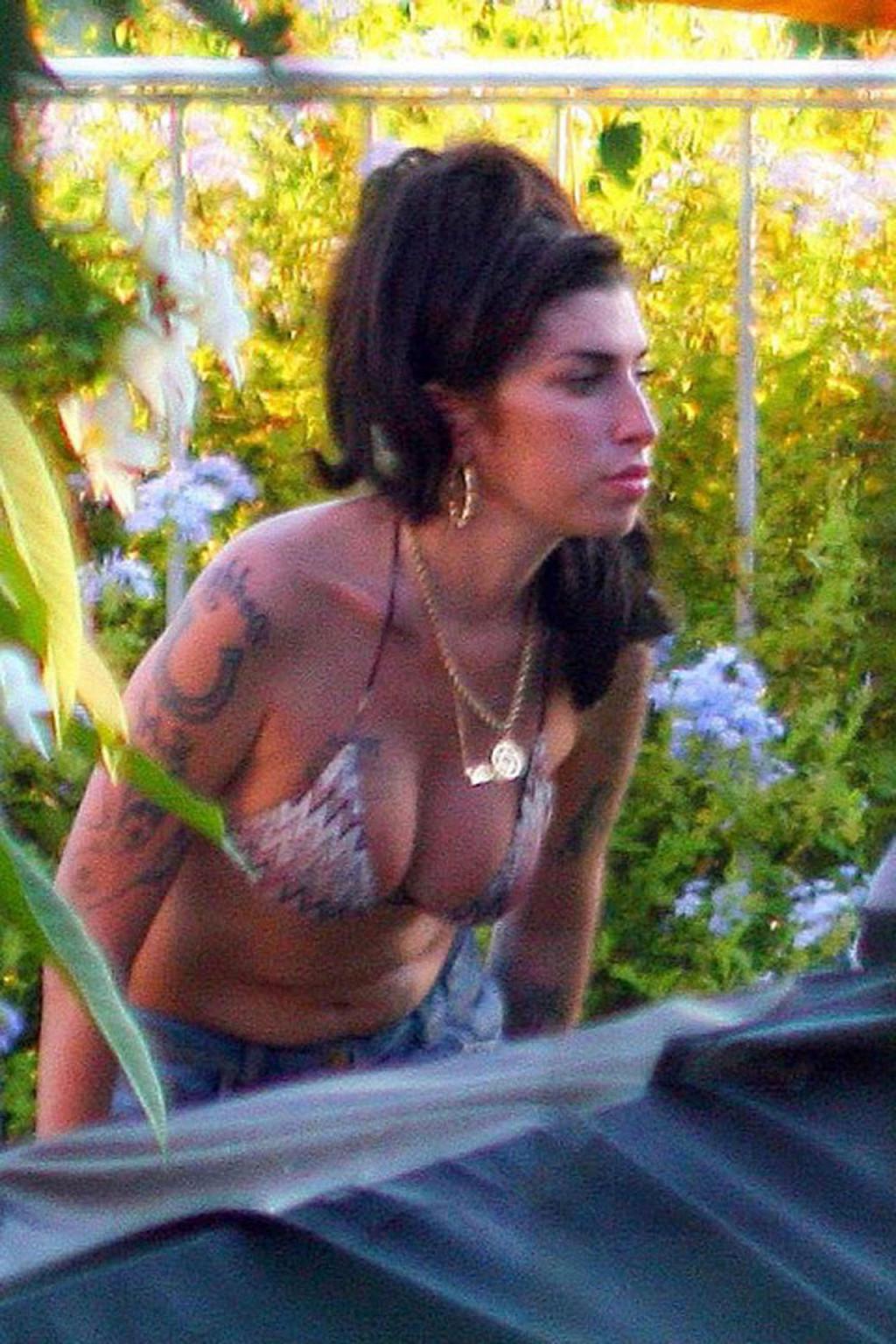 16P Amy Winehouse exposing her sexy bikini body and huge nipples