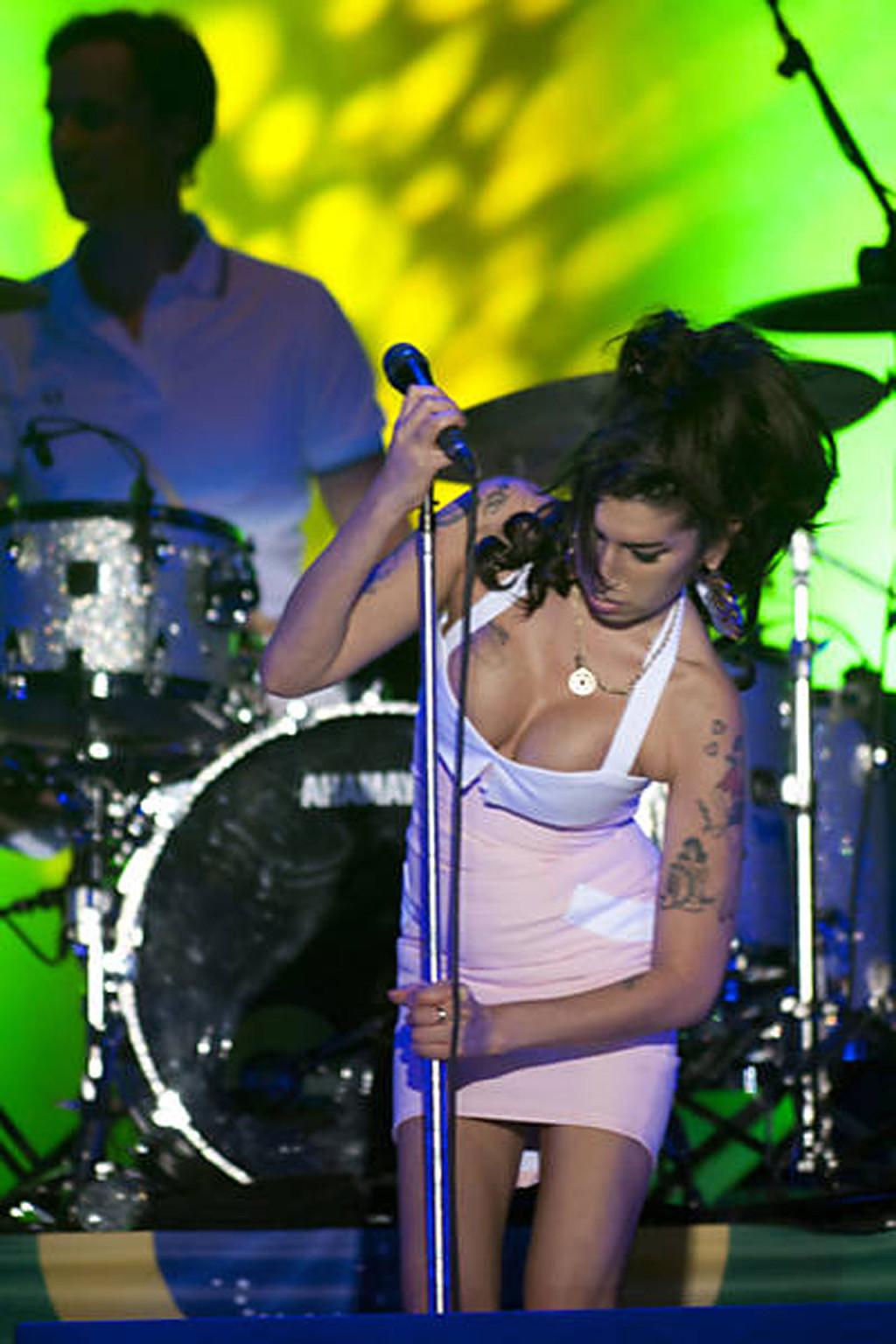 16P Amy Winehouse exposing her sexy bikini body and huge nipples