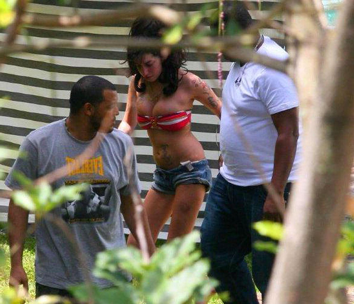 16P Amy Winehouse exposing her sexy bikini body and huge nipples