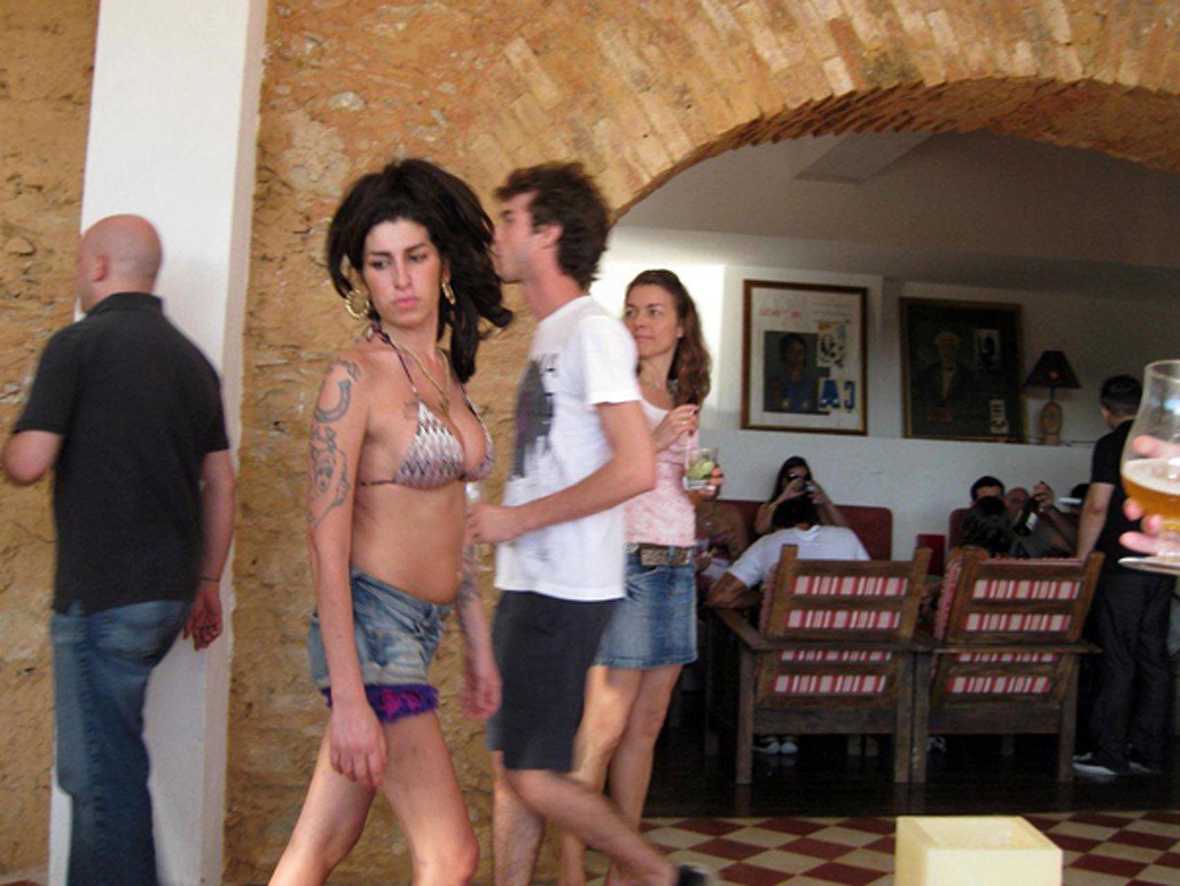 16P Amy Winehouse exposing her sexy bikini body and huge nipples