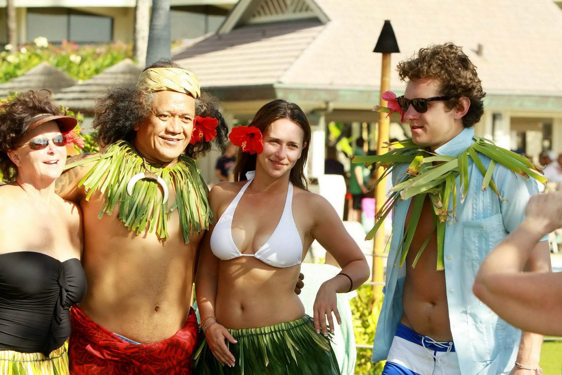 16P Jennifer Love Hewitt busty wearing white bikini top  hula skirt in Maui