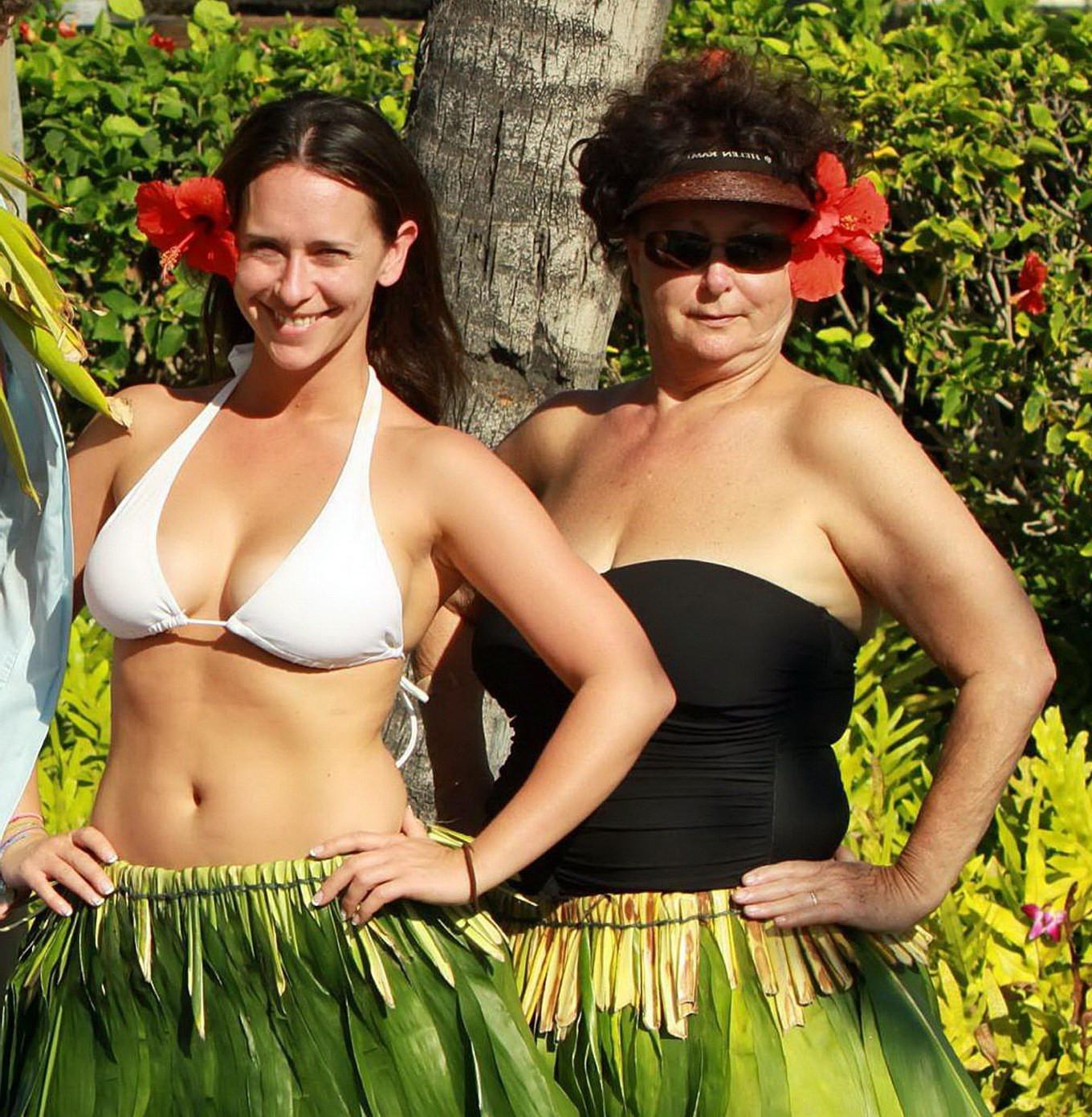 16P Jennifer Love Hewitt busty wearing white bikini top  hula skirt in Maui