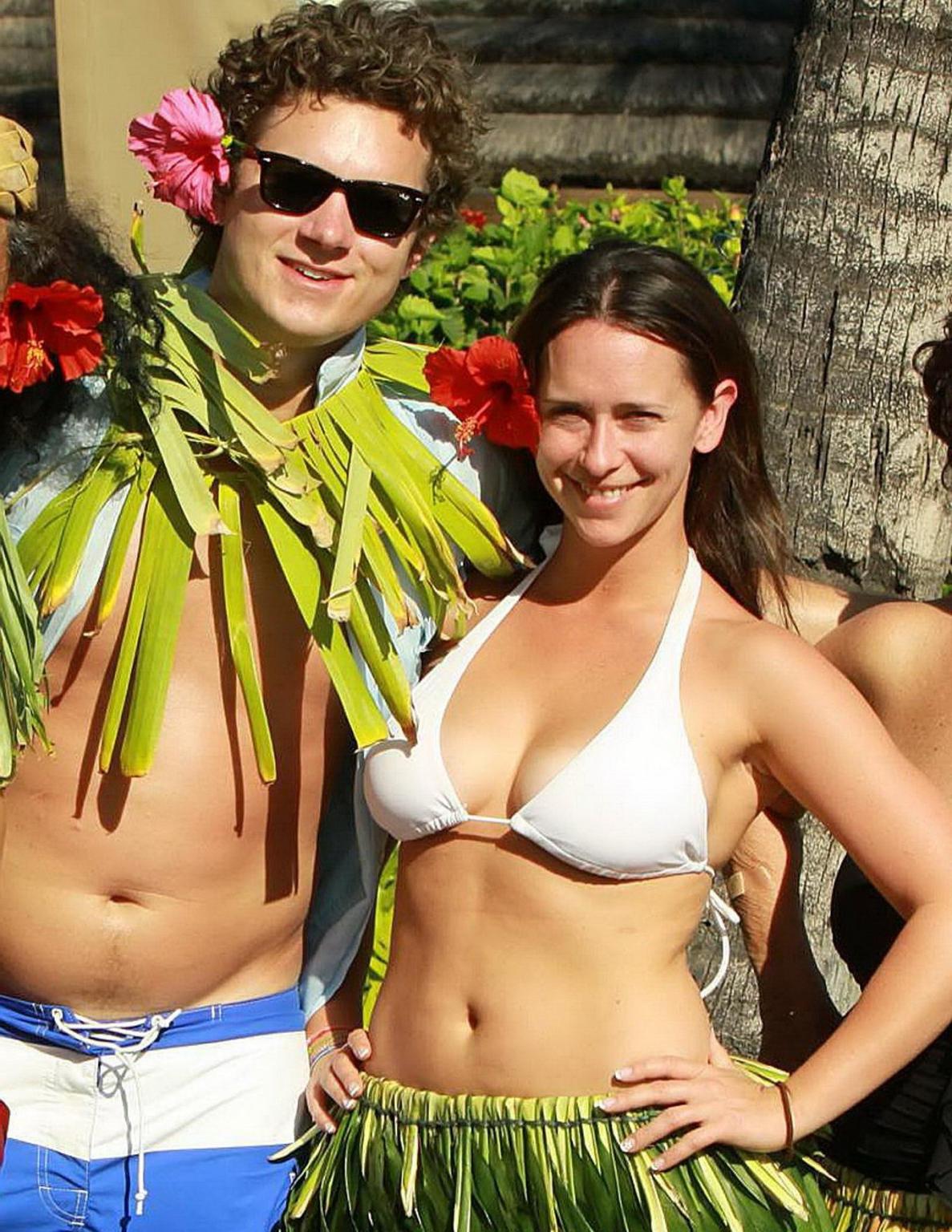 16P Jennifer Love Hewitt busty wearing white bikini top  hula skirt in Maui