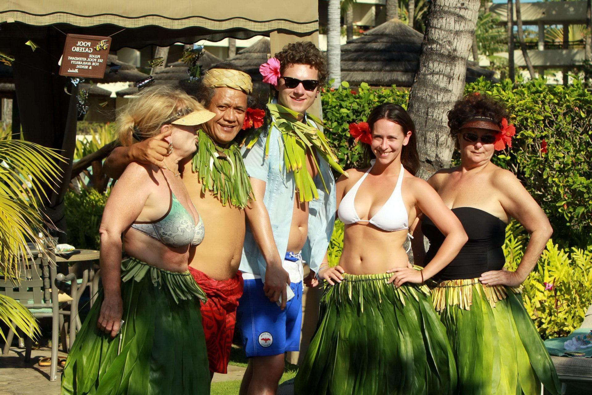 16P Jennifer Love Hewitt busty wearing white bikini top  hula skirt in Maui