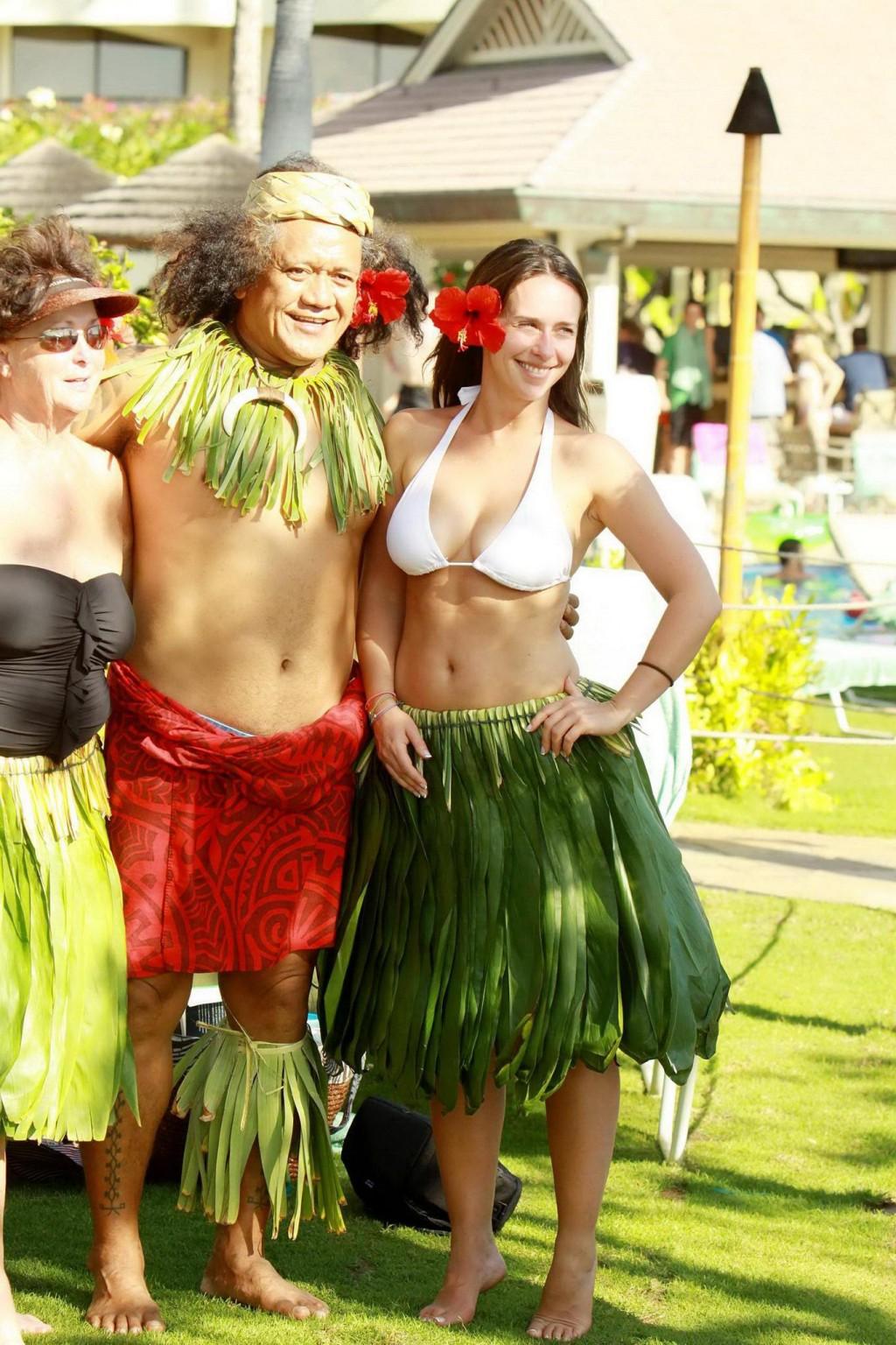 16P Jennifer Love Hewitt busty wearing white bikini top  hula skirt in Maui