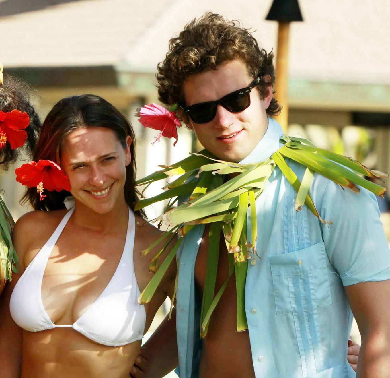 16P Jennifer Love Hewitt busty wearing white bikini top  hula skirt in Maui