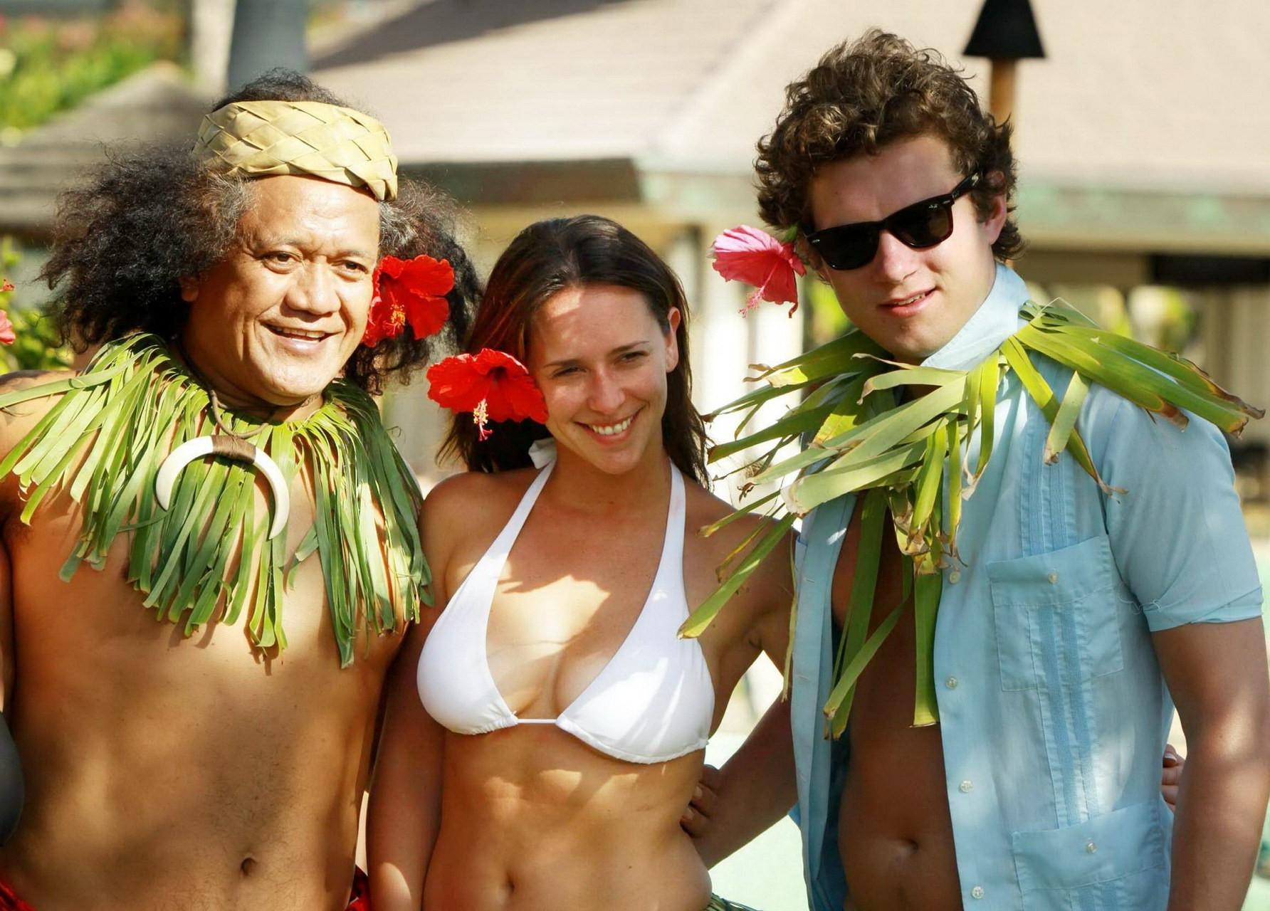 16P Jennifer Love Hewitt busty wearing white bikini top  hula skirt in Maui