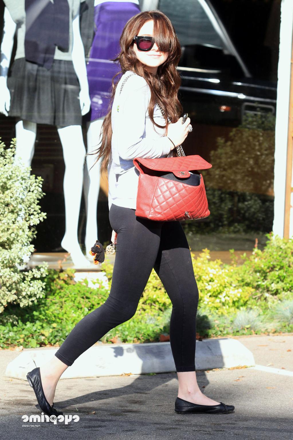 16P Alessandra Torresani showing cameltoe  ass in tights outside Jenni Kayne Boutiqu