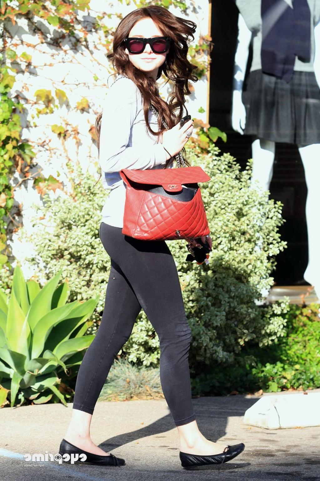 16P Alessandra Torresani showing cameltoe  ass in tights outside Jenni Kayne Boutiqu