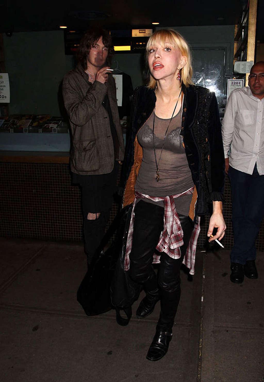16P Courtney Love exposing her sexy body and fucking huge boobs