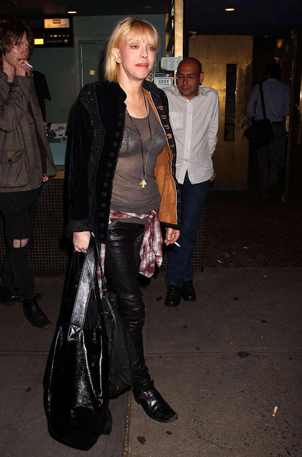 16P Courtney Love exposing her sexy body and fucking huge boobs