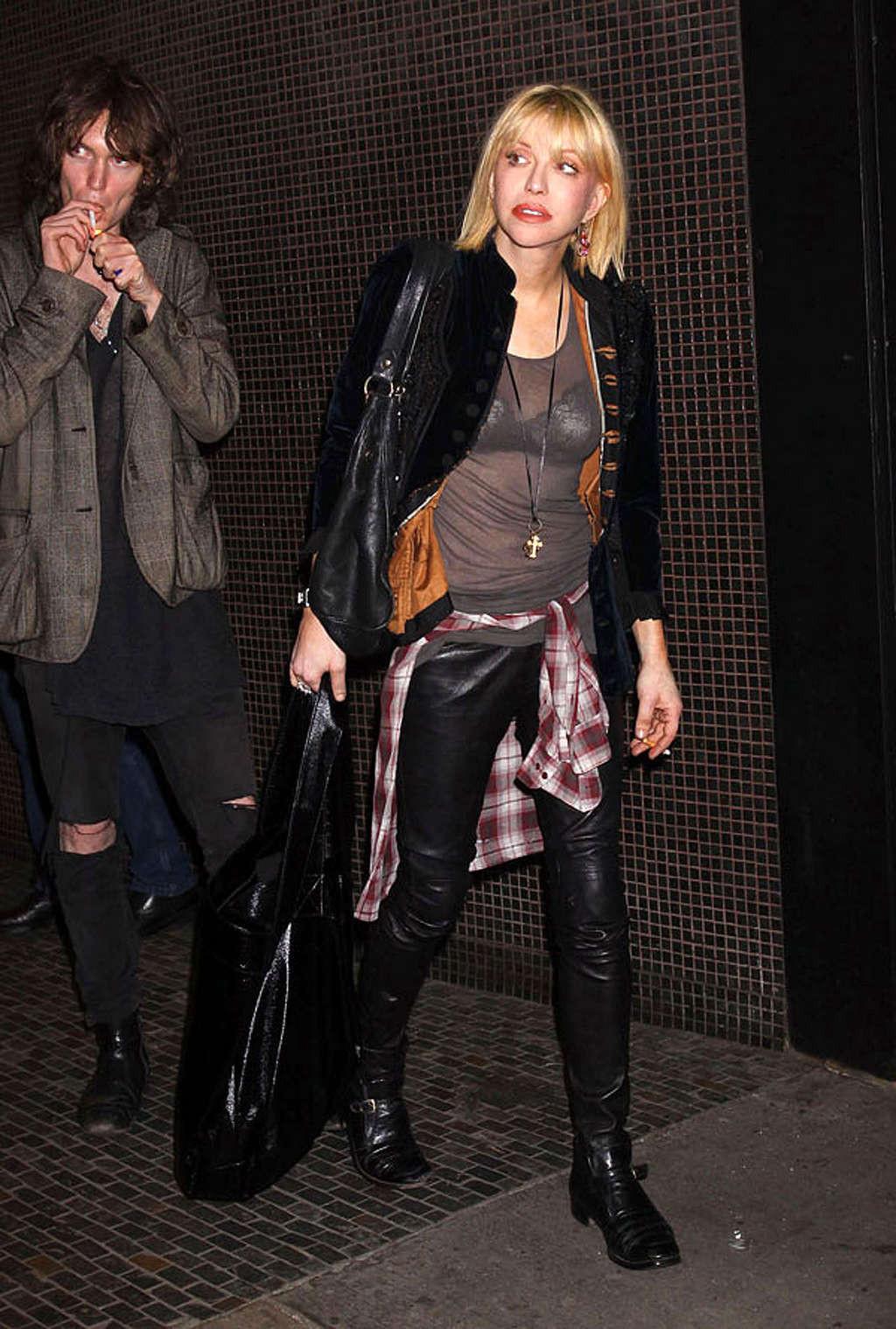 16P Courtney Love exposing her sexy body and fucking huge boobs