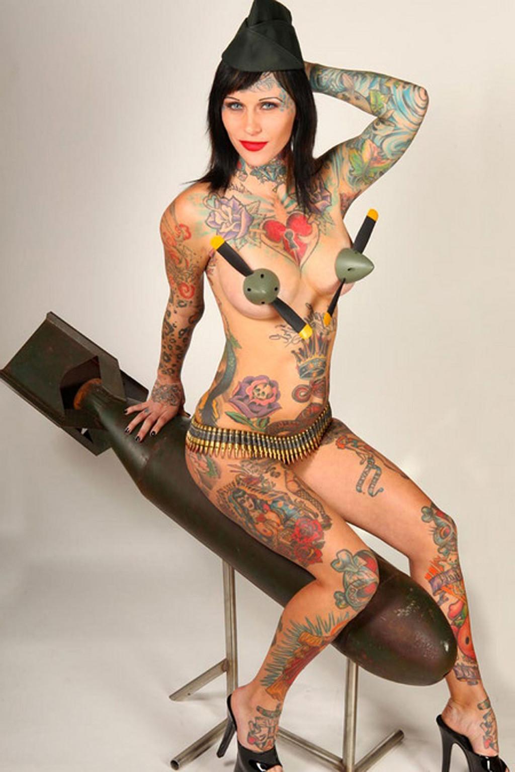 16P Michelle Bombshell showing sexy naked body and her tattoos