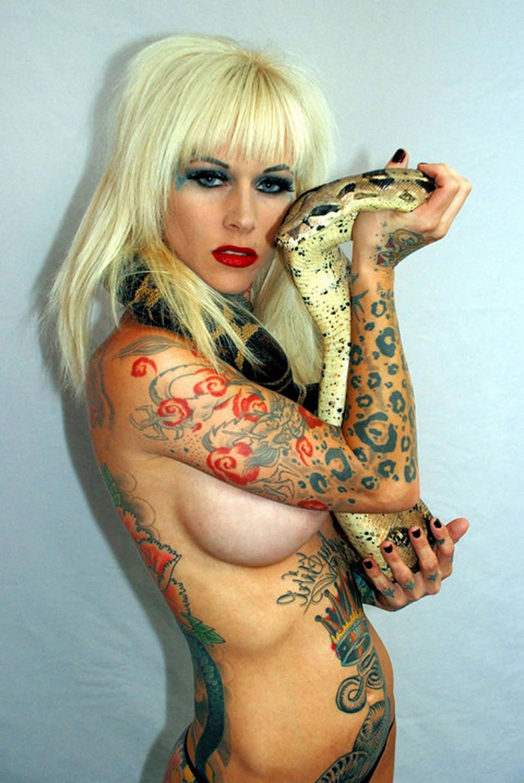 16P Michelle Bombshell showing sexy naked body and her tattoos