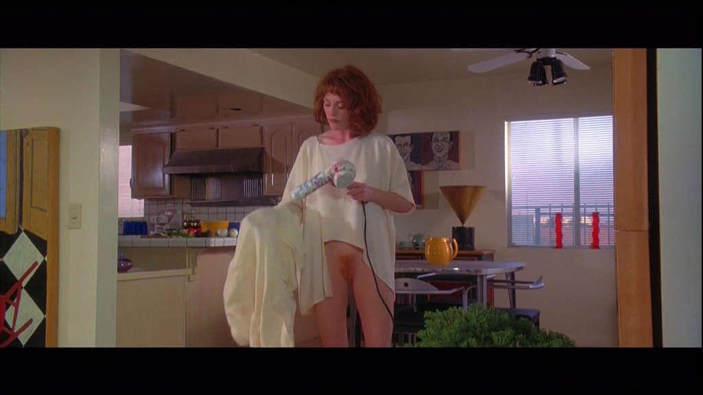 10P Julianne Moore showing her great ass and pubic hair in movie
