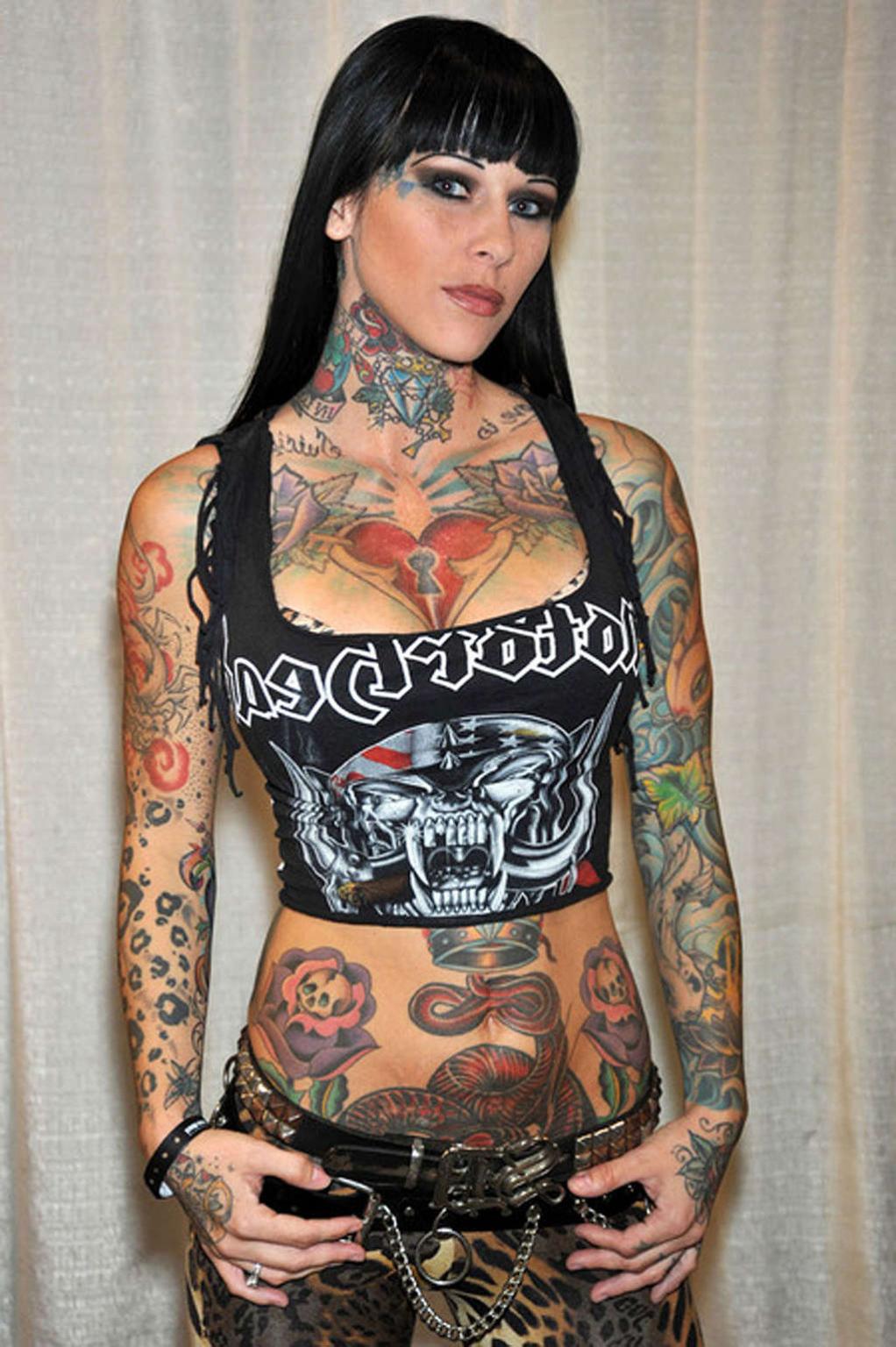 16P Michelle Bombshell showing her hot body and sexy tattoos