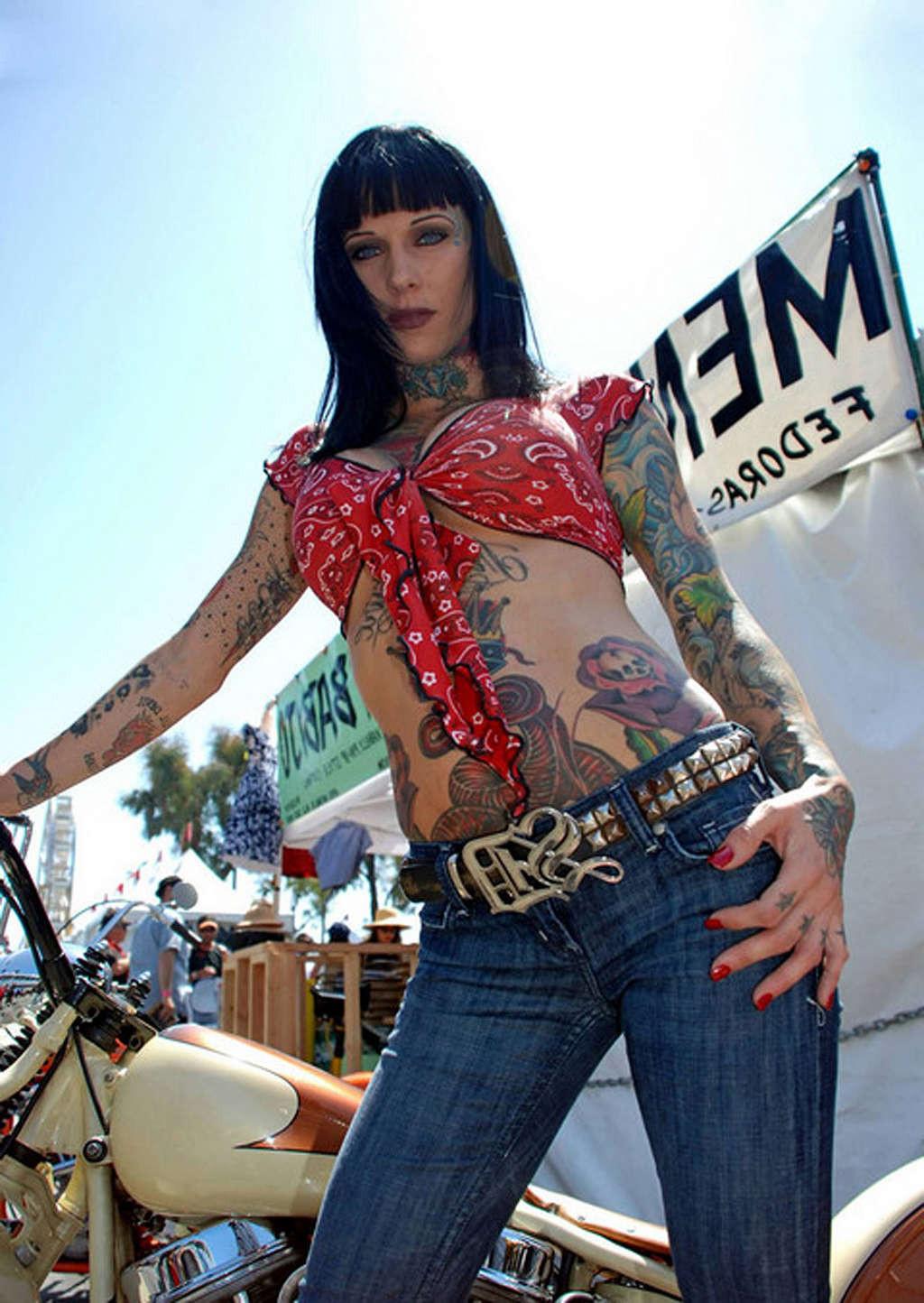 16P Michelle Bombshell showing her nude body and sexy tattoos