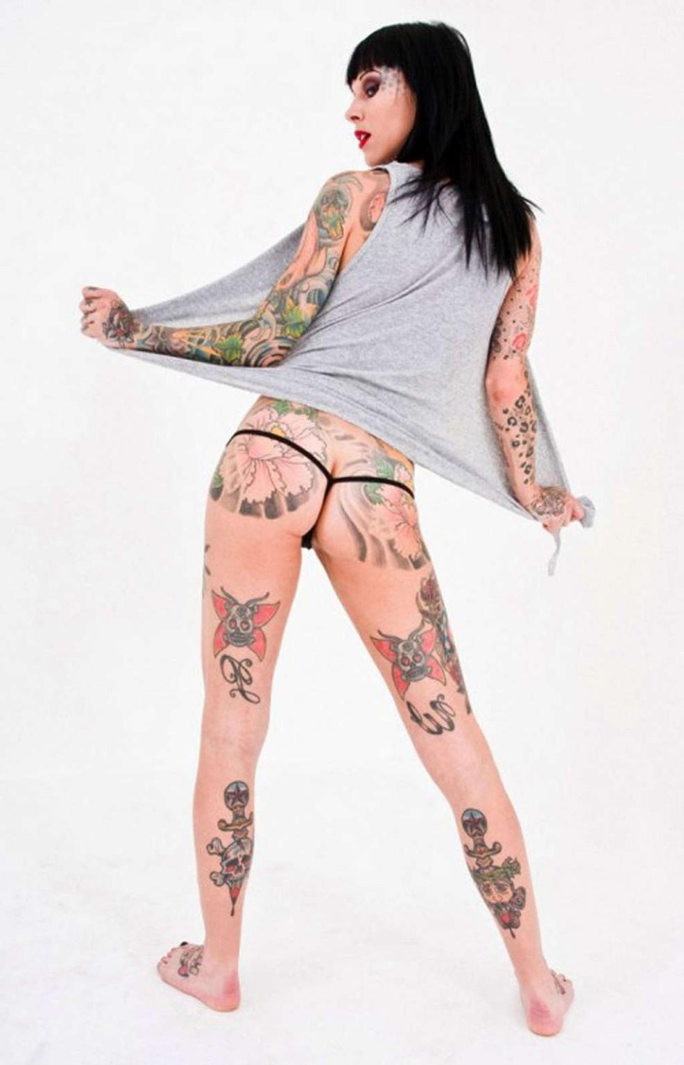 16P Michelle Bombshell showing her nude body and sexy tattoos