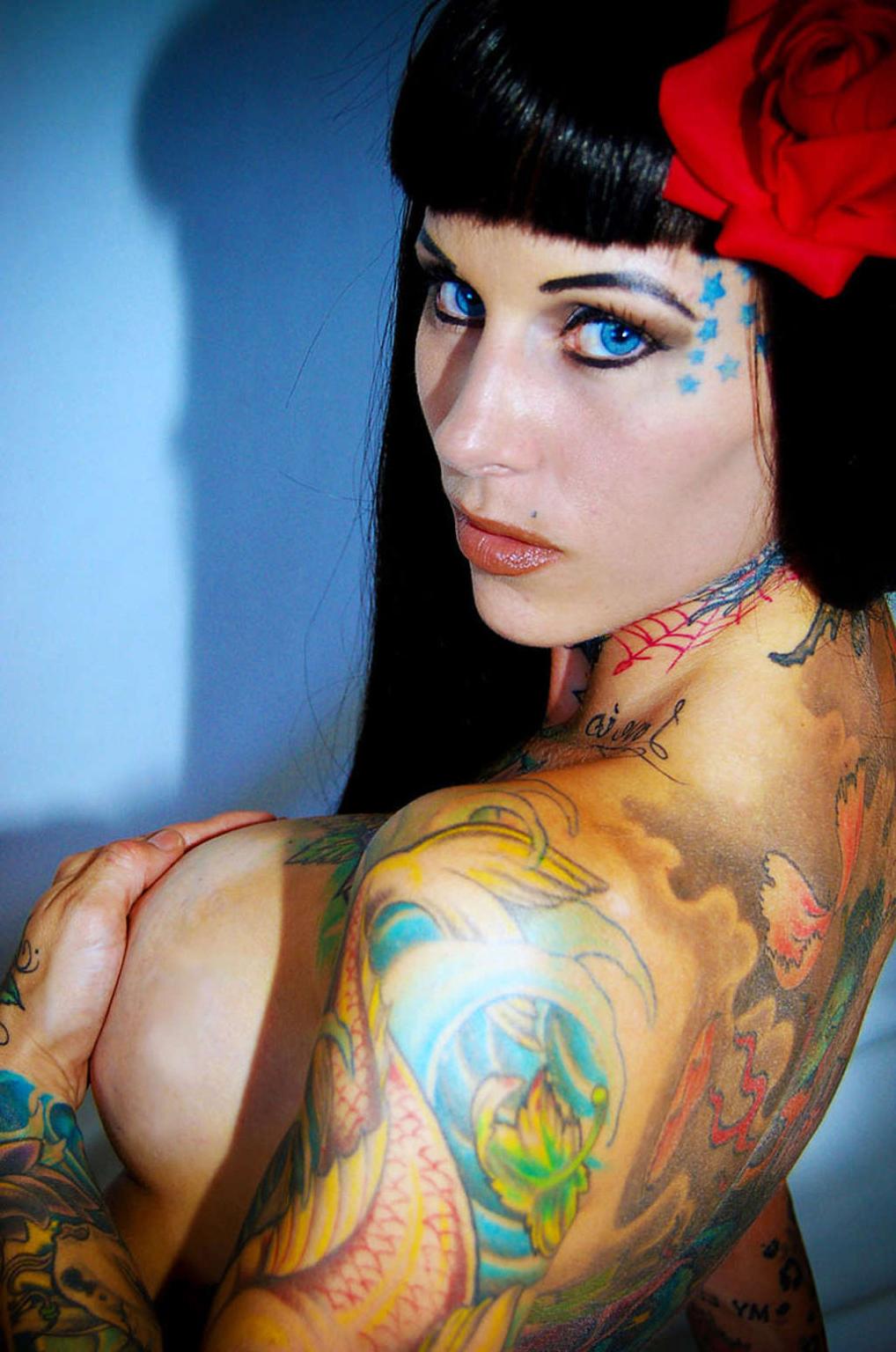 16P Michelle Bombshell showing her nude body and sexy tattoos