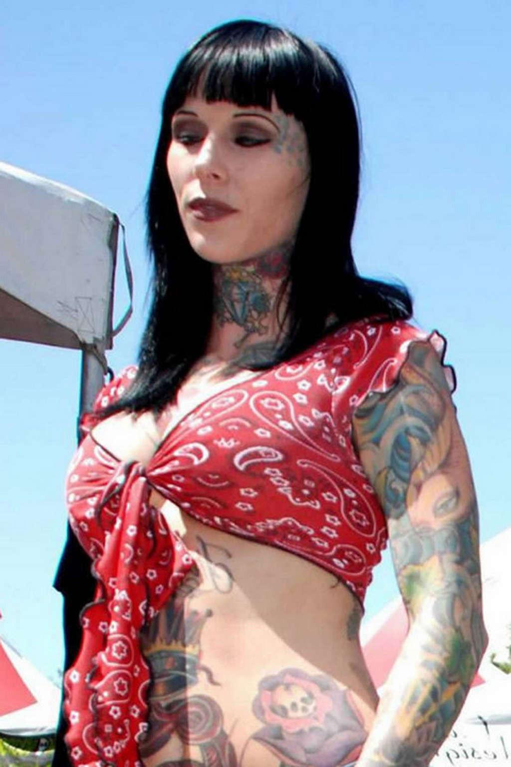 16P Michelle Bombshell showing her nude body and sexy tattoos