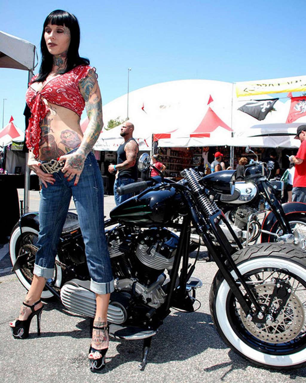 16P Michelle Bombshell showing her nude body and sexy tattoos