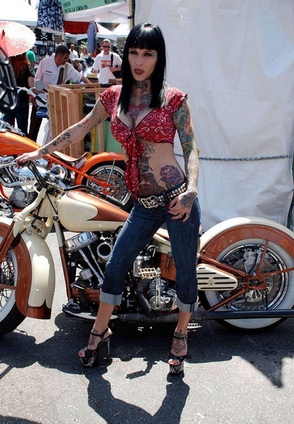 16P Michelle Bombshell showing her nude body and sexy tattoos