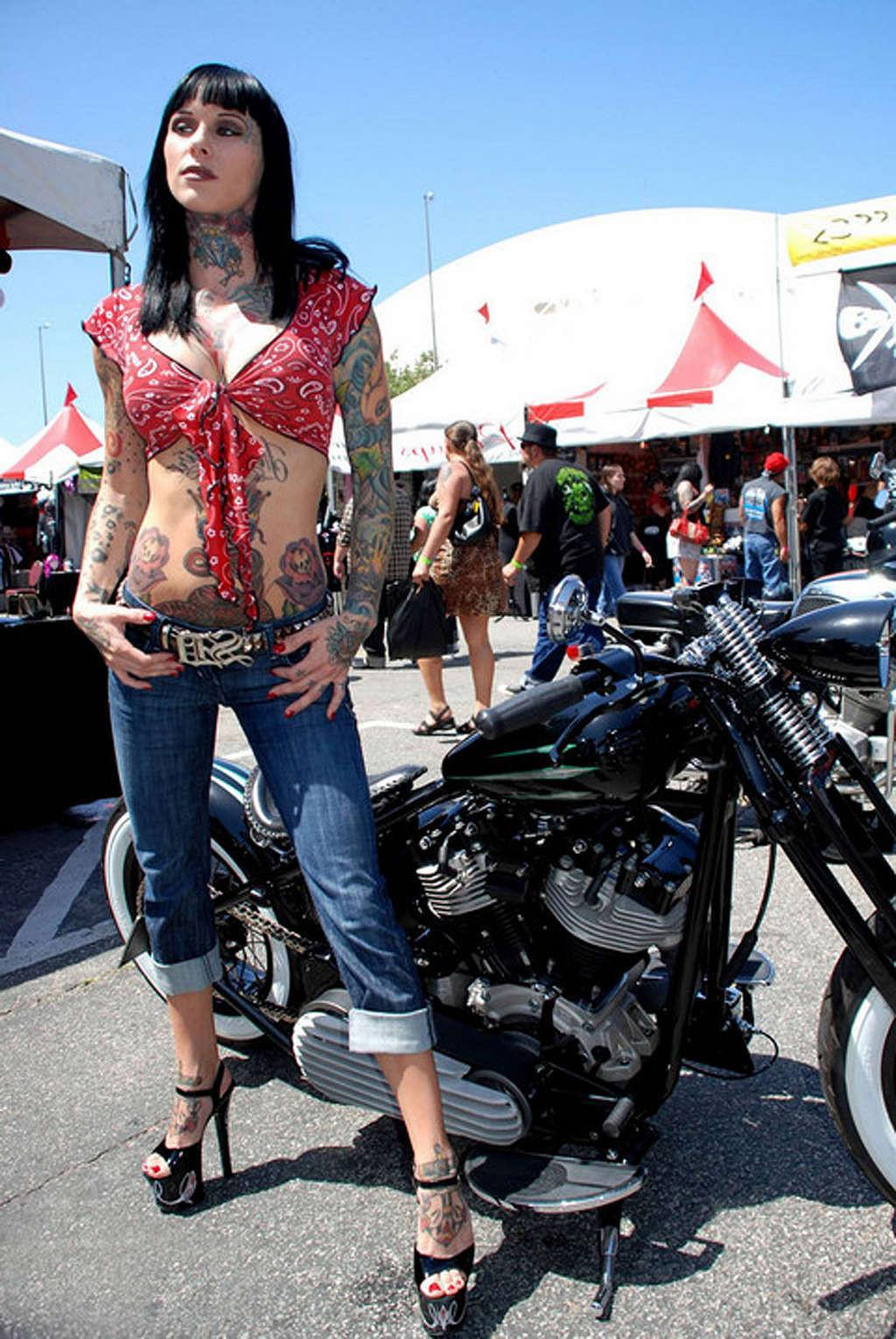 16P Michelle Bombshell showing her nude body and sexy tattoos