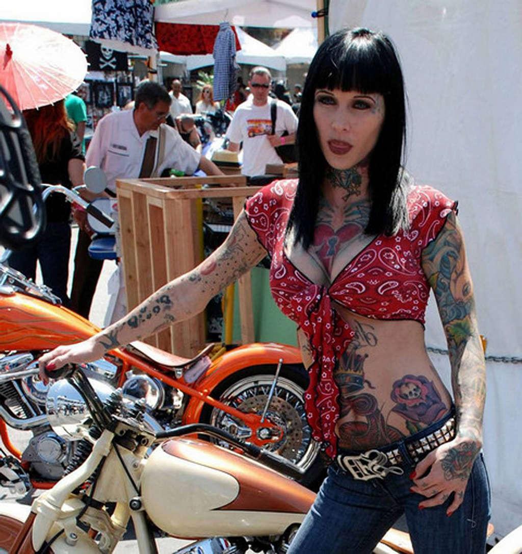 16P Michelle Bombshell showing her nude body and sexy tattoos
