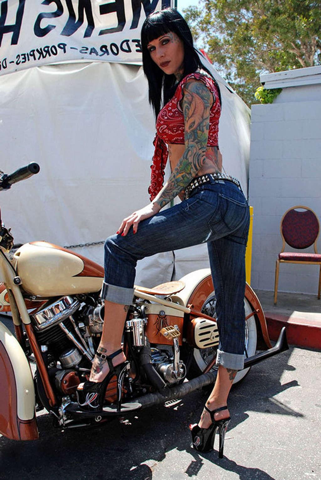 16P Michelle Bombshell showing her nude body and sexy tattoos