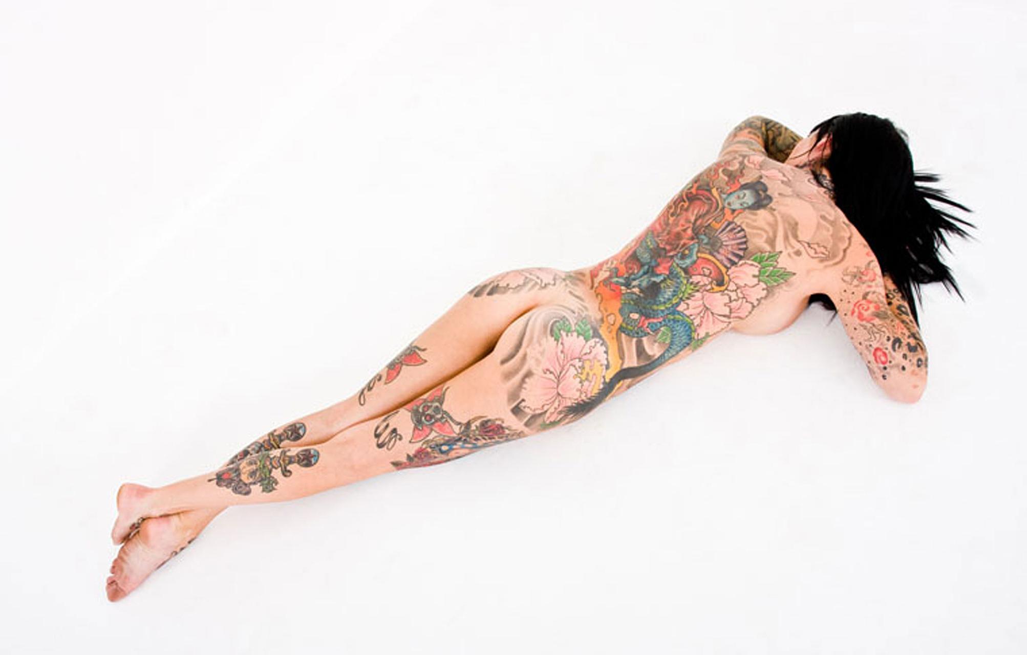 16P Michelle Bombshell showing her nude body and her tattoos