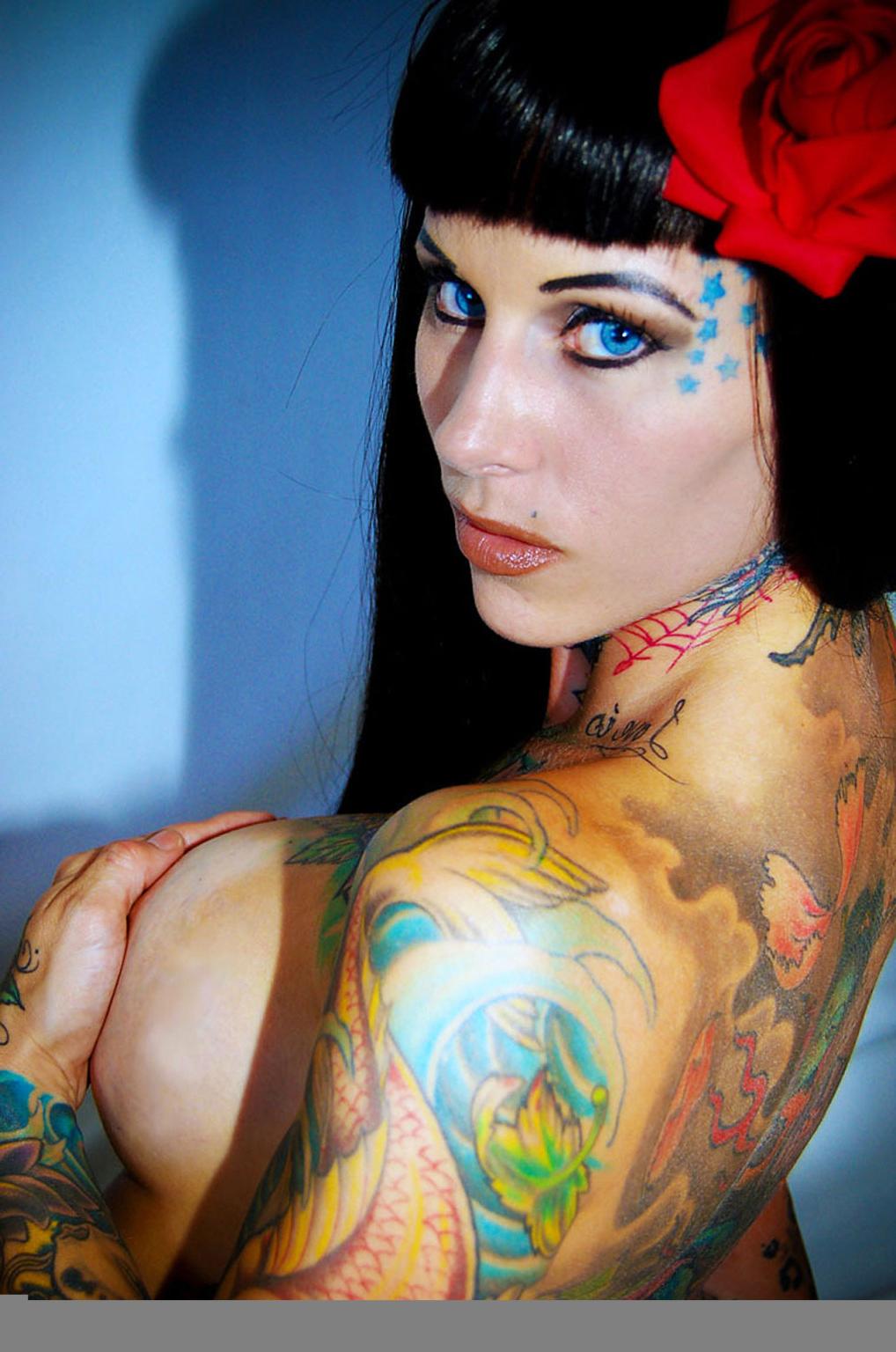 16P Michelle Bombshell showing her nude body and her tattoos