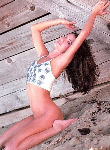 10P Shannon Elizabeth shows their beautiful naked body tits and butt