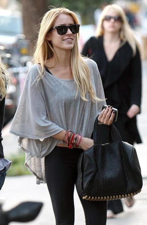 15P Kristin Cavallari cameltoe and big cleavage