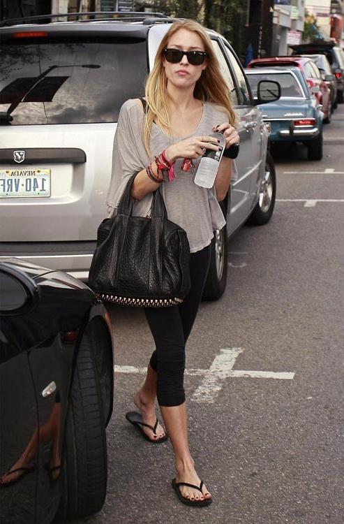 15P Kristin Cavallari cameltoe and big cleavage