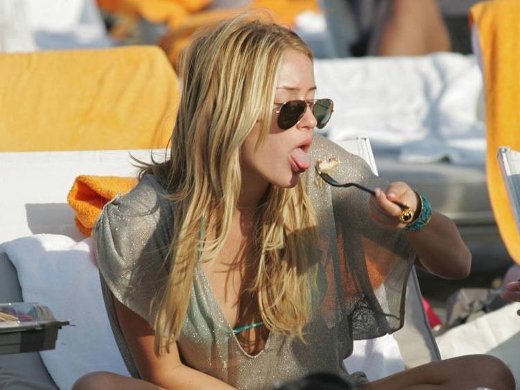 15P Kristin Cavallari cameltoe and big cleavage