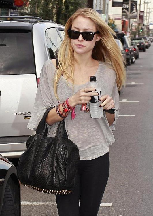 15P Kristin Cavallari cameltoe and big cleavage