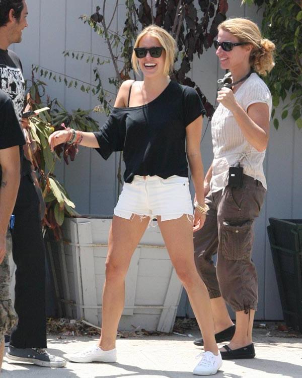15P Kristin Cavallari cameltoe and big cleavage
