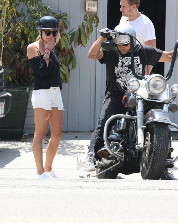 15P Kristin Cavallari cameltoe and big cleavage