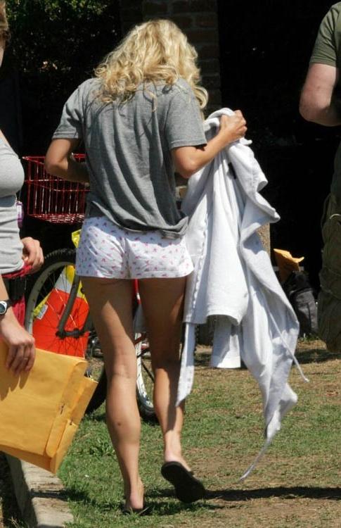 15P Anna Faris pulling down panties to show her ass