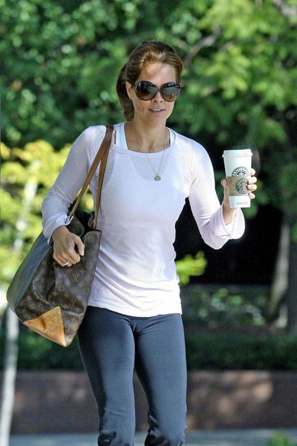15P Brooke Burke cameltoe and perfect milf body