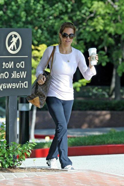 15P Brooke Burke cameltoe and perfect milf body